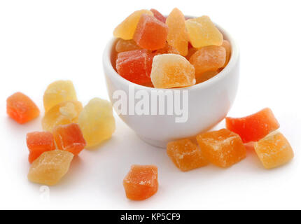 Frutta secca di albicocche e papaia con alcuni altri in una ciotola su bianco Foto Stock