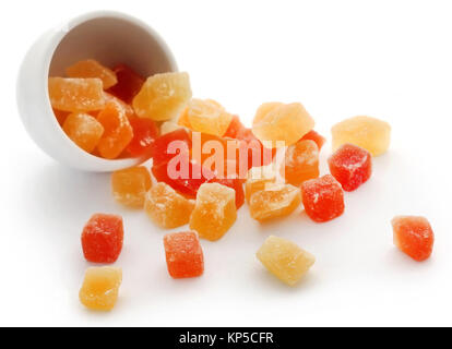 Frutta secca di albicocche e papaia con alcuni altri in una ciotola su bianco Foto Stock