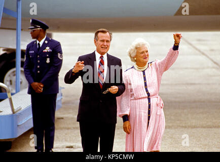 Il Vicepresidente degli Stati Uniti George H.W. Bush e Barbara Bush arriva a New Orleans, Louisiana per il 1988 Convention Nazionale Repubblicana il 16 agosto 1988. Credito: Arnie Sachs / CNP /MediaPunch Foto Stock