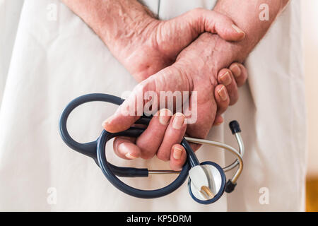 Medico tenendo uno stetoscopio. Foto Stock