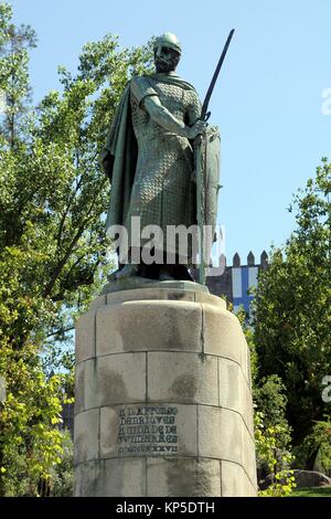 Statua di Alfonso I a Guimaraes (fondatore e primo re del Portogallo) Foto Stock