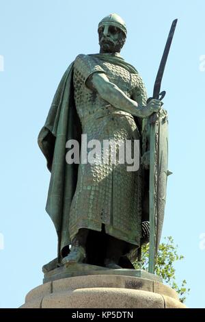 Statua di Alfonso I a Guimaraes (fondatore e primo re del Portogallo) Foto Stock