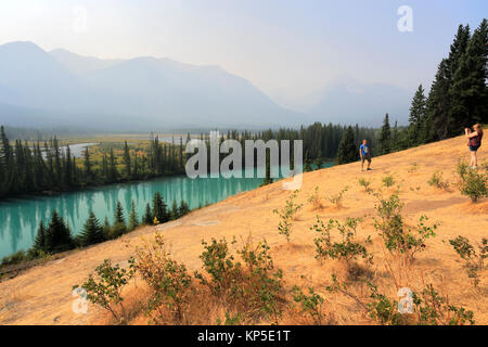 Wild incendio fumo sopra il fiume Bow, Bow Valley Parkway, Montagne Rocciose, il Parco Nazionale di Banff, Alberta, Canada. Foto Stock