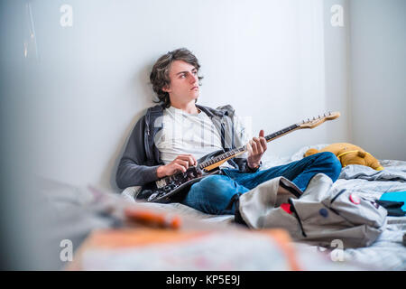 Ragazzo adolescente suonare la chitarra elettrica. Foto Stock