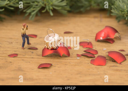 Persone in miniatura fotografi cifre in rosso tratteggiato palle di Natale Foto Stock