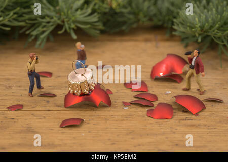Persone in miniatura fotografi cifre in rosso tratteggiato palle di Natale Foto Stock