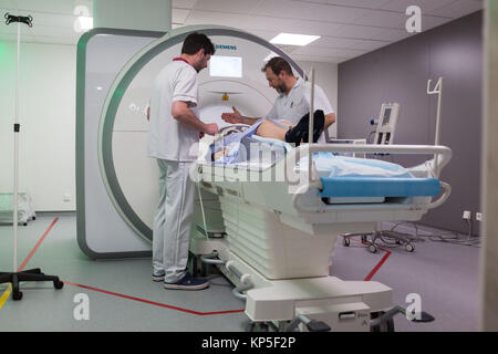 Paziente in un imaging a risonanza magnetica (RM) scanner, MRI del cervello, Angouleme ospedale, Francia. Foto Stock