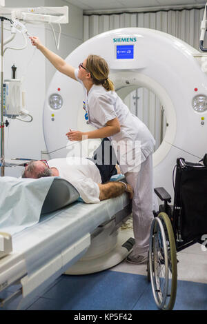 Paziente sottoposto a un flash CT scan, Angouleme ospedale, Francia. Foto Stock