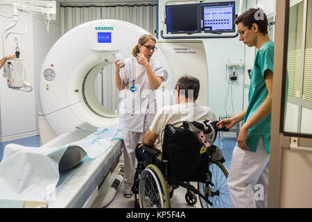 Paziente sottoposto a un flash CT scan, Angouleme ospedale, Francia. Foto Stock