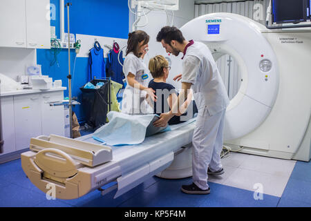 Paziente sottoposto a un flash CT scan, Angouleme ospedale, Francia. Foto Stock