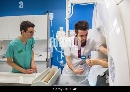Paziente sottoposto a un flash CT scan, Angouleme ospedale, Francia. Foto Stock