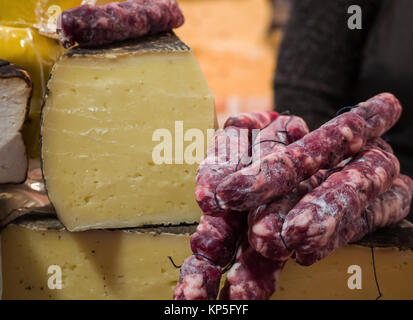 E formaggi stagionati salsiccia piccante, cibi tipici del sud Italia Foto Stock