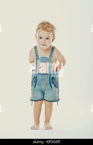 Kleiner Junge in Lederhose - little boy in pantaloni di pelle Foto Stock