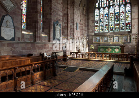 Vista del coro e altare presso la chiesa parrocchiale di St Oswald's,Ashbourne, Derbyshire, England, Regno Unito Foto Stock