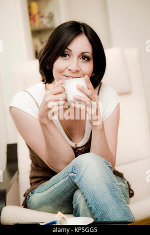 Junge Frau trinkt eine Tasse Kaffee - donna beve caffè Foto Stock