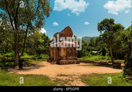 Resti della torre indù-templi di Figlio mio santuario, un sito Patrimonio Mondiale dell'UNESCO in Vietnam Foto Stock