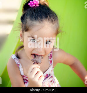 Bambina a mangiare il gelato Foto Stock