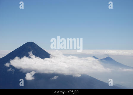 Alba sul vulcano agua in Guatemala Pacaya eruzione vulcanica in background Foto Stock