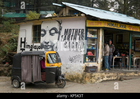 In rickshaw auto parcheggiate fuori Himalaya tea shop in Dharamkot, India Foto Stock