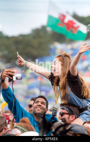 La folla alla fase della piramide come Craig David esegue, Glastonbury 2017 Foto Stock