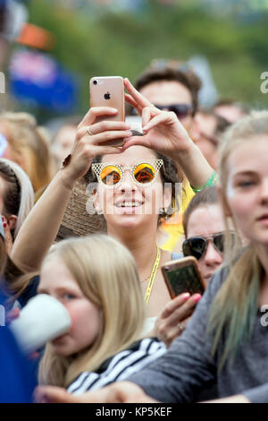 Una ragazza prende un selfie con la fase della piramide si riflette nei suoi occhiali da sole come Craig David esegue, Glastonbury 2017 Foto Stock