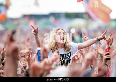 Tifosi guardare Liam Gallagher all'altro stadio, Glastonbury 2017 Foto Stock