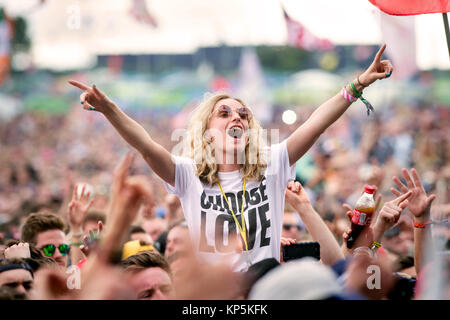 Tifosi guardare Liam Gallagher all'altro stadio, Glastonbury 2017 Foto Stock