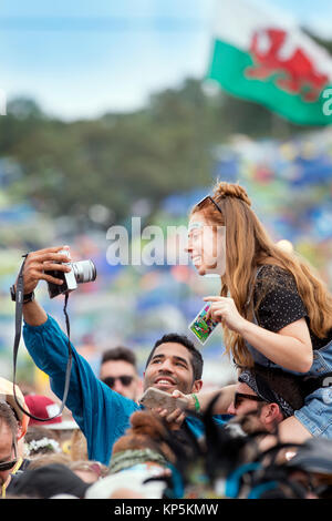 La folla alla fase della piramide come Craig David esegue, Glastonbury 2017 Foto Stock