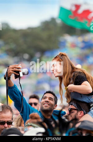 La folla alla fase della piramide come Craig David esegue, Glastonbury 2017 Foto Stock