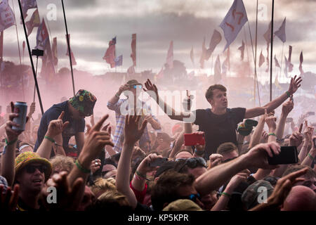 Tifosi guardare Liam Gallagher all'altro stadio, Glastonbury 2017 Foto Stock