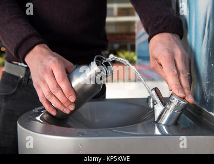 "Città di mare", una campagna di liberarsi di Bristol della bottiglia di plastica rifiuti - uno studente ricariche la sua acqua in bottiglia in Millennium Square Foto Stock