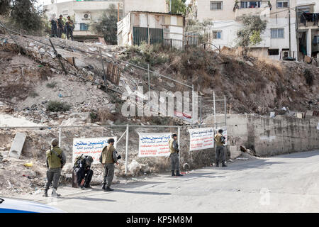 Gerusalemme, Israele, ottobre 29, 2010: soldati ebrei guardando un arabo è triplicato quartiere residenziale di Silwan nel centro di Gerusalemme, metri a sud Foto Stock