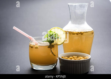 Jal Jeera o Jal-jeera o jaljira, è un Indiano bevanda preparata mediante miscelazione di cumino in polvere in acqua e servito freddo Foto Stock