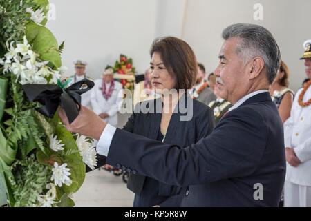 Stati Uniti Hawaii governatore David Ige paga i suoi rispetti ai caduti i membri del servizio a un omaggio floreale a bordo della USS Arizona Memorial durante la 76th commemorazione degli attacchi di Pearl Harbor e Oahu in Dicembre 7, 2017 a Honolulu, Hawaii. (Foto di Katarzyna Kobiljak via Planetpix) Foto Stock