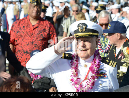 II Guerra Mondiale Pearl Harbor veterano Lou Conter saluta i soldati durante la 76th commemorazione dell'attacco a Pearl Harbor cerimonia in occasione della II Guerra Mondiale Valor nel Pacifico Monumento Nazionale Dicembre 7, 2017 a Honolulu, Hawaii. (Foto di Tara Molle tramite Planetpix) Foto Stock