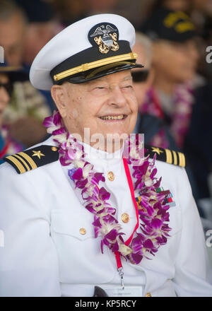 II Guerra Mondiale Pearl Harbor veterano Lou Conter assiste il 76° anniversario degli attacchi di Pearl Harbor e Oahu cerimonia presso la base comune perla Harbor-Hickam Dicembre 7, 2017 in Pearl Harbor, Hawaii. (Foto di Nardel Gervacio via Planetpix) Foto Stock