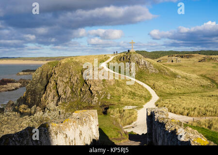 Percorso costiero che conduce dal faro di Twr Mawr alla croce di pietra sull'isola di Llanddwyn, Isola di Anglesey, Galles del Nord, Regno Unito, Gran Bretagna Foto Stock