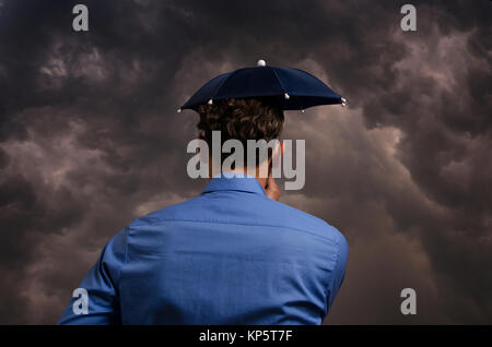 Uomo d affari con piccolo ombrello Foto Stock