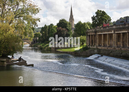 Vista lungo il fiume Avon a Bath, Somerset, con Pulteney Weir, Grand Parade, sotto il Croft, Parade Gardens e St Johns chiesa nella foto Foto Stock