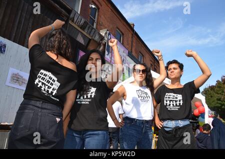 Anti gentrification salsa e samba shutdown protesta danza Londra sette sorelle Foto Stock