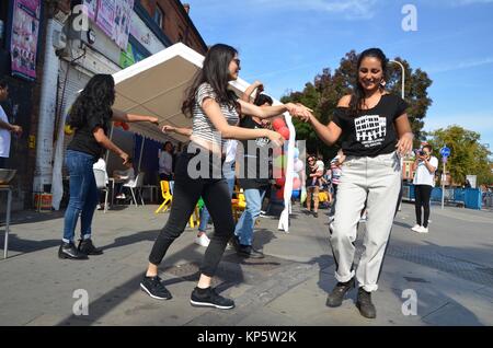 Anti gentrification salsa e samba shutdown protesta danza Londra sette sorelle Foto Stock