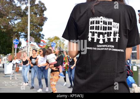 Anti gentrification salsa e samba shutdown protesta danza Londra sette sorelle Foto Stock