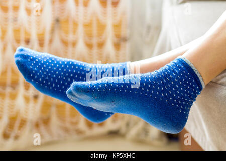 La donna in piedi in calze blu.relax e comfort il concetto di vacanza. Foto Stock