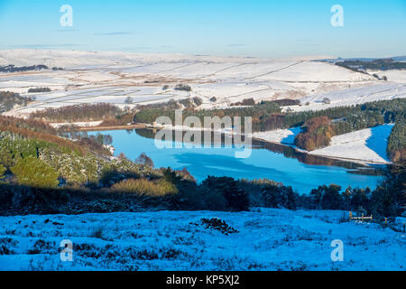 Serbatoio Errwood nel Goyt Valley vicino a Buxton nel Parco Nazionale di Peak District, inverno Foto Stock