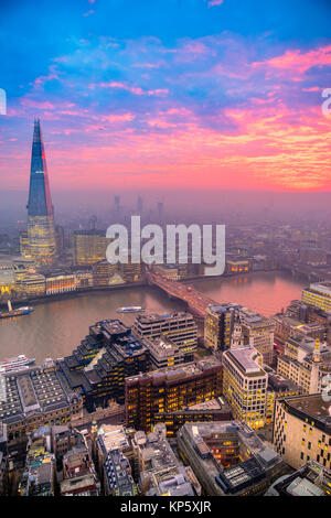 Bel tramonto su Londra, con il Coccio e London Bridge. Londra, Regno Unito Foto Stock