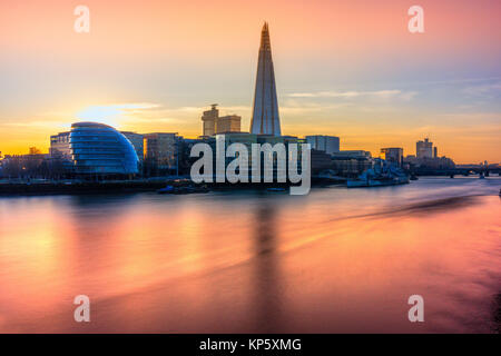 Bel tramonto su Londra, con il Coccio e London Bridge. Londra, Regno Unito Foto Stock