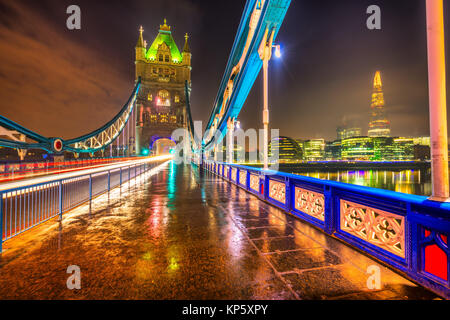 Vista notturna di Tower Bridge con semaforo trail, London, Regno Unito Foto Stock