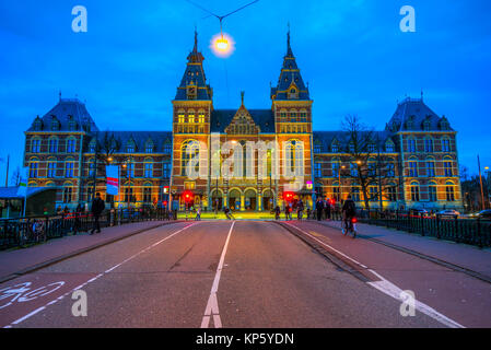 Il Rijksmuseum di Amsterdam di notte, Paesi Bassi. Foto Stock