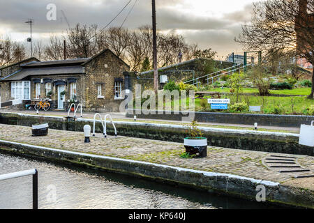 St Pancras Lock sul Regent's Canal, Londra, Regno Unito, 2012 Foto Stock