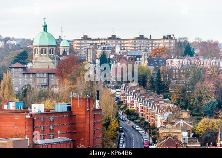 Vista di Highgate Hill e San Giuseppe Chiesa, London, Regno Unito Foto Stock